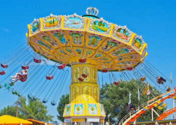 Großes Karussell auf einem Jahrmarkt