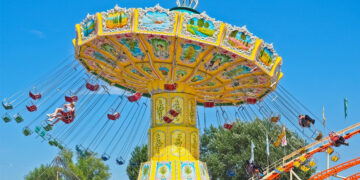 Großes Karussell auf einem Jahrmarkt