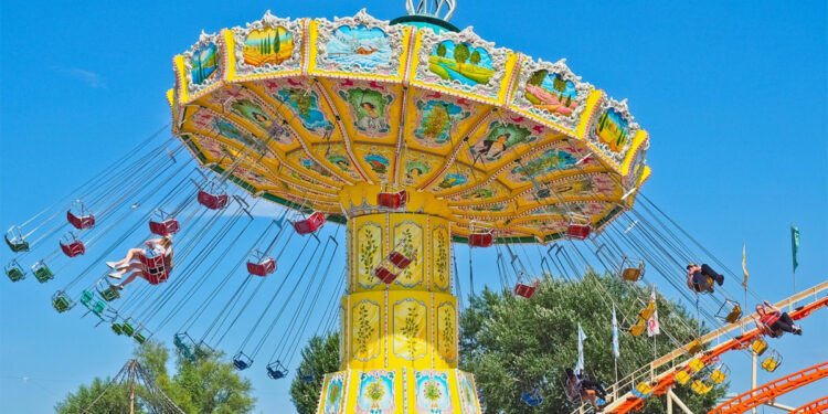 Großes Karussell auf einem Jahrmarkt