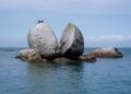 Gespaltener Felsblock im Meer vor Neuseeland