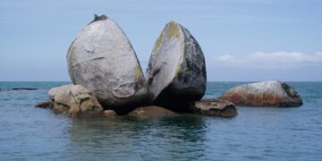 Gespaltener Felsblock im Meer vor Neuseeland