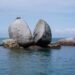 Gespaltener Felsblock im Meer vor Neuseeland