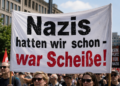 Protestbanner "Nazis hatten wir schon - war Scheiße". KI generiert mit ChatGPT