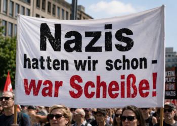 Protestbanner "Nazis hatten wir schon - war Scheiße". KI generiert mit ChatGPT
