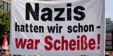Protestbanner "Nazis hatten wir schon - war Scheiße". KI generiert mit ChatGPT
