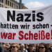 Protestbanner "Nazis hatten wir schon - war Scheiße". KI generiert mit ChatGPT