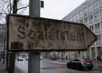 Straßenschild "Sozialstat". Sehr verdreckt, kaum lesbar. AI generiert durch ChatGPT.