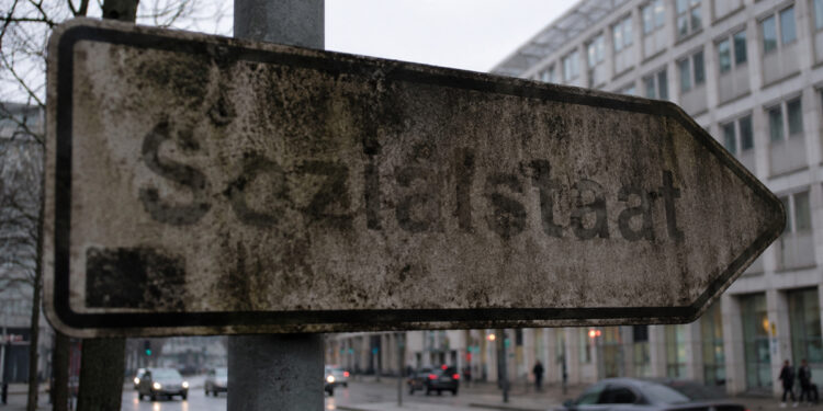 Straßenschild "Sozialstat". Sehr verdreckt, kaum lesbar. AI generiert durch ChatGPT.