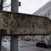 Straßenschild "Sozialstat". Sehr verdreckt, kaum lesbar. AI generiert durch ChatGPT.