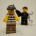 Dieb, im Hintergrund wartet ein Polizist mit Handschellen
