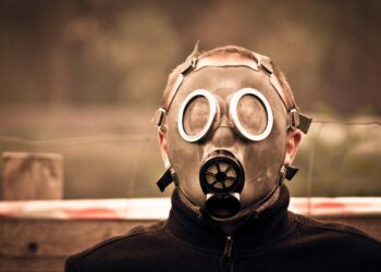 Mensch it antiquierter Gasmaske
