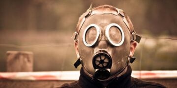 Mensch it antiquierter Gasmaske