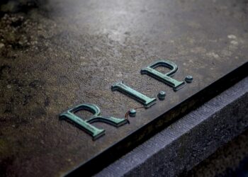 Grabstein mit Aufschrift R.I.P.
