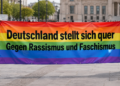 Regenbogen-Protestbnner "Deutschland stellt sich quer - Gegen Rassismus und Faschismus".KI generiert mit ChatGPT