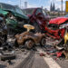Autoumfall mit 5 zertrümmerten Autos und einem braunen Bobby-Car ähnlichen Kinderauto als Verursacher