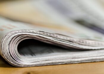 zusammengelegte Zeitung in Seitenansicht
