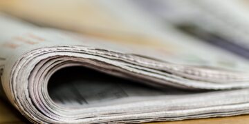 zusammengelegte Zeitung in Seitenansicht