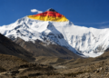 Mount Everest in Deutschlandfarben, Original vn Pixabay, Deutschlandfarben per KI ergänzt