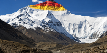 Mount Everest in Deutschlandfarben, Original vn Pixabay, Deutschlandfarben per KI ergänzt