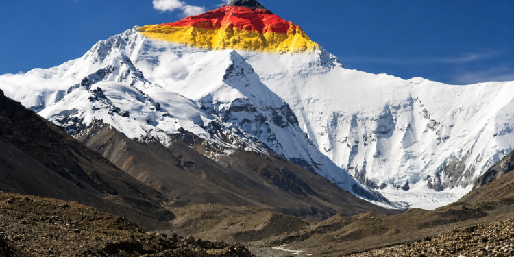 Mount Everest in Deutschlandfarben, Original vn Pixabay, Deutschlandfarben per KI ergänzt