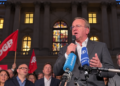 Verteidigungsminister Pistorius auf der Protestveranstaltung am Brandenburger Tor, KI bearbeitet