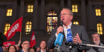 Verteidigungsminister Pistorius auf der Protestveranstaltung am Brandenburger Tor, KI bearbeitet